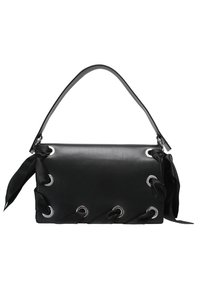 Černá kožená kabelka se strukturovaným designem, vybavená stříbrnými doplňky, detaily s průvleky a odpovídající hedvábnou stuhou na boku.