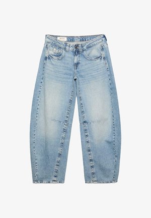 Jean en denim bleu clair à jambes larges avec poches avant et arrière, passants pour ceinture, fermeture par bouton et coutures renforcées aux genoux.