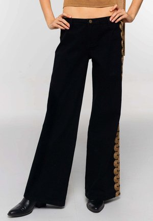 CON BORDADO LATERAL Y CORTE ACAMPANADO - Wide Leg - black