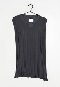 Haut gris foncé à manches longues avec des côtes, col rond et léger éclat. Présente un bord décoratif au niveau du col et une texture de tissu douce.