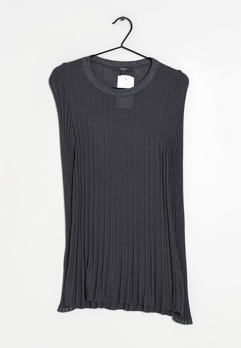 Haut gris foncé à manches longues avec des côtes, col rond et léger éclat. Présente un bord décoratif au niveau du col et une texture de tissu douce.