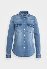 Jeansskjorta i ljusblått, med spetsig krage, två framfickor och knappstängning, långa ärmar och en rundad nederkant.