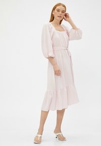Helles pinkes Midi-Kleid aus strukturierter Stoff, mit quadratischer Ausschnitt, puffärmel und gerafftem Saum; wird mit einem passenden Taillengürtel geliefert.