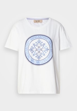 Λευκό κοντομάνικο μπλουζάκι φτιαγμένο από βαμβάκι με στρογγυλή λαιμόκοψη. Διαθέτει μπλε κυκλικό γραφιστικό σχέδιο με περίπλοκα μοτίβα και κείμενο "MOS MOSH".