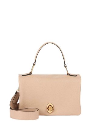 Beige leren handtas met een gladde textuur, een gebogen bovenhandvat, een afneembare schouderband en een gouden sluitingaccent aan de voorkant.