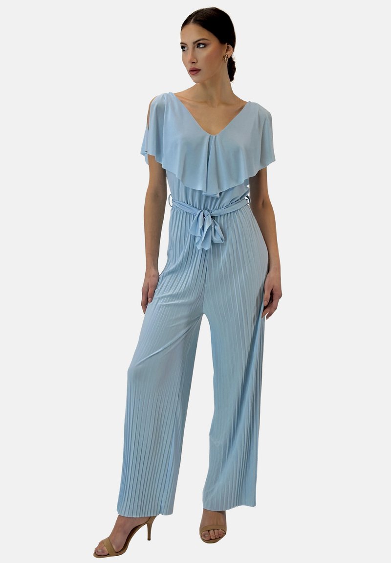 Ljusblå jumpsuit med axelutskärningar, volangkrage, plisserad textur, bälte i midjan och bredbent design. Slät tygfinish.