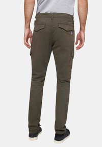 Pantalons cargo vert olive avec une coupe slim, poches arrière et poche cargo latérale ; fabriqués en tissu durable avec une texture lisse.