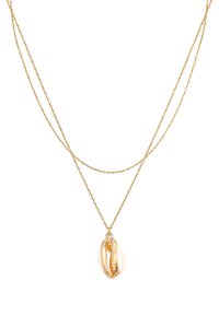 Gouden metalen ketting met twee gelaagde kettingen. Bevat een grote cowrie schelp hanger, die een gladde textuur laat zien met interne ribbels.