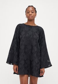 Gina Tricot Petite FLOWY DRESS - Kokteilinė suknelė / vakarėlių suknelė - black
