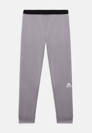 Leggings atletici grigi con fascia elastica nera in vita e logo bianco "Mountain Athletics" sulla parte inferiore della gamba sinistra.