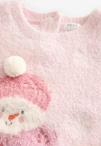 Hellrosa gestrickter Pullover mit einem Schneemann-Motiv, der eine rosa-weiße Bommelmütze trägt, weicher Textur und dezenten Sternmustern.