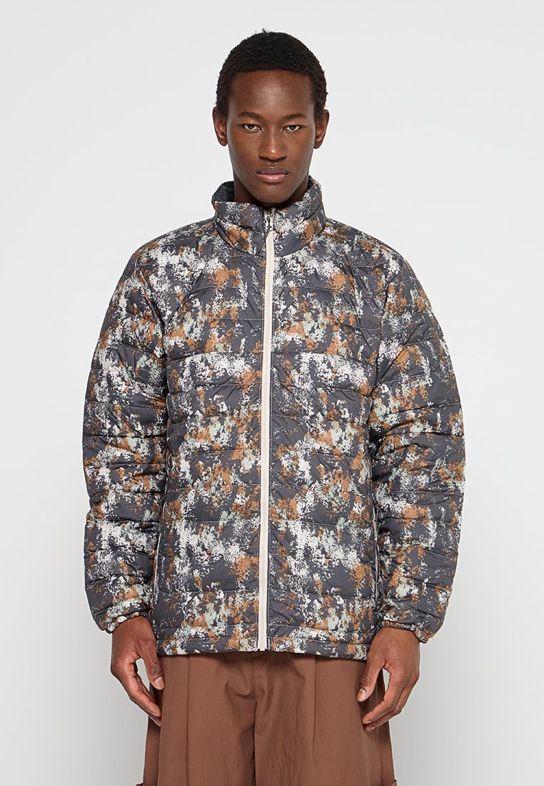 Kurtka puchowa pikowana w ciemnoszarym kolorze z abstrakcyjnymi wzorami w odcieniach beżu i bieli, z wysokim kołnierzem i zapięciem na zamek błyskawiczny z przodu.