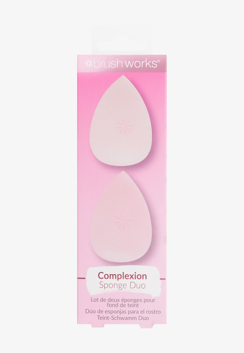 Zwei pinke, tropfenförmige Makeup-Schwämme in einer Verpackung. Die Schwämme haben eine glatte Textur und ein kleines geprägtes Sternenmotiv oben.