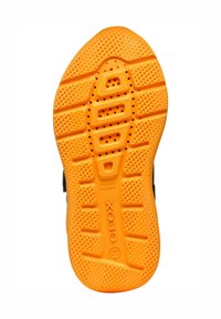 Suola delle calzature GEOX con un design in gomma arancione testurizzata, caratterizzata da un battistrada lavorato e fori d'aria per la traspirabilità. "BREVETTO ITALIANO" visibile.