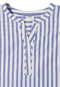 Blouse blanche à rayures verticales bleues, col rond et patte de boutonnage partielle sans boutons, étiquetée "Cecil" au col.
