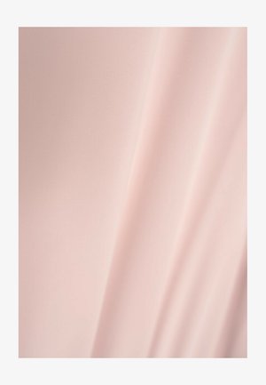 Jasnoróżowa tkanina o gładkiej fakturze, lekko powieszona, prezentująca delikatny blask i jednolitą powierzchnię bez wzorów czy zdobień.