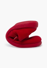 Zapatilla roja, plegable, de tela suave y con forma redondeada. Presenta una textura lisa y un diseño minimalista sin herrajes visibles.