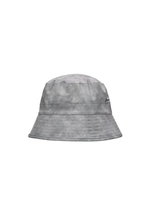 Chapeau seau gris en tissu doux ; présente une couronne ronde, un large bord tombant et des coutures pour ajouter de la texture.