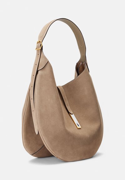 Dygsniuota rankinė iš zomšos taupe spalvos su lygia apdaila. Turi vieną dirželį, aukso spalvos detales ir minimalistinį dizainą be matomo logotipo.