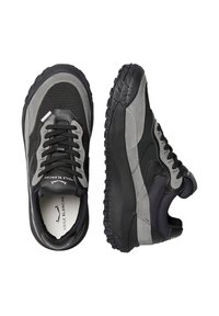 Sneaker nere e grigie con tomaia in mesh e suede, punta arrotondata, design con lacci e suola in gomma testurizzata. Logo ben visibile sulla soletta.