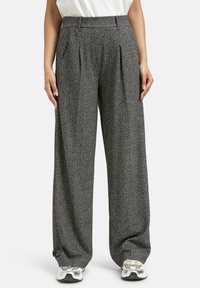 Grau gemusterte Hosen im Fischgrätenmuster mit Falten, elastischem Bund und Seitentaschen; der Stoff sieht strukturiert und gut verarbeitet aus.