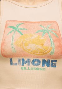 Αμάνικη μπλούζα με ξεθωριασμένο σχέδιο δύο φοίνικων, μια φέτα λεμονιού και τις λέξεις "LIMONE BILLABONG" σε μπλε και πράσινο κείμενο.