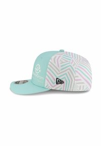 Błękitna czapka z płaskim daszkiem, z geometrycznym wzorem w kolorze różowym, szarym i białym. Akcenty logo na przodzie i boku.