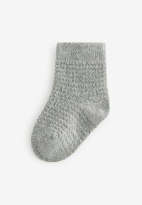 Grått stickat socka för småbarn med en texturerad design, ribbad mudd och rund tåkappa. Materialet verkar mjukt och varmt.
