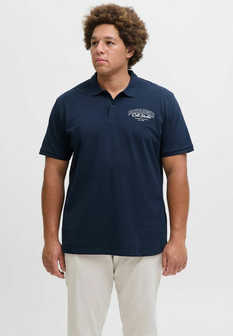 Marineblaues Baumwollpolohemd mit Kragen, kurzen Ärmeln und einem Logo auf der Brust. Es hat ein einfarbiges Design und eine lockere Passform.