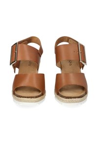 Bruine leren open teen sandalen met verstelbare enkelband, grote zilveren gesp, jute-wikkelsol en gestructureerde voetbed. Maat 37.