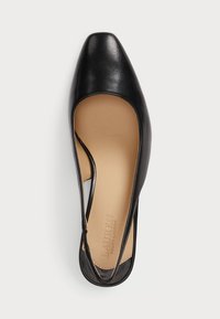 Črne usnjene čevlje z odprtim stranskim oblikovanjem, kvadratnim nosom in gladko teksturo. Vsebujejo bež notranjost in embosirano blagovno znamko na vložku.