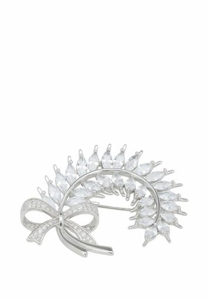 Broche de plata en forma de una corona de hojas, adornada con piedras claras, cortadas en marquesa, y un lazo texturizado con acentos de piedras más pequeñas.