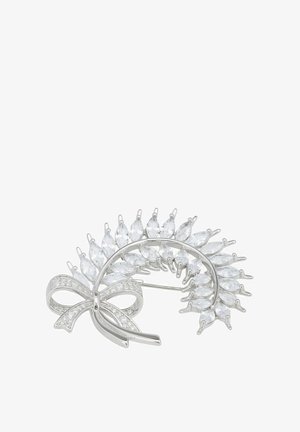 Broche de plata en forma de una corona de hojas, adornada con piedras claras, cortadas en marquesa, y un lazo texturizado con acentos de piedras más pequeñas.