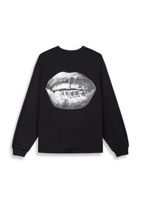 Schwarzer Langarm-Sweatshirt mit einem großen Grafikdruck von Lippen mit metallischen Details, die Zähne zeigen, und den Buchstaben "GRMV" auf der Vorderseite.