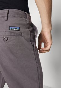 Patagonia TRAVELER CHINO PANTS - Āra bikses - forge grey