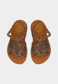 Καφέ δερμάτινα σανδάλια παιδικά με λουράκια σε σχέδιο λεοπάρδαλη και αγκράφες κλεισίματος, προβολή από πάνω, με τη σήμανση «Pom d'Api Paris».