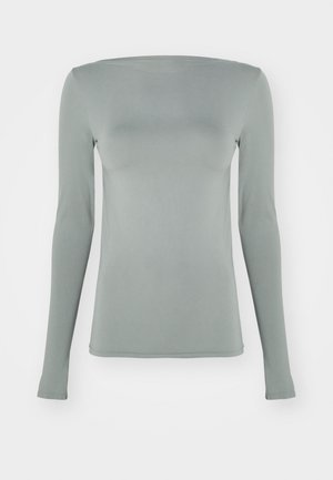 Dugulja s dugim rukavima u svijetlosivoj boji, izrađena od rastezljivog materijala. Ima brodasti dekolte i pripijen siluetu bez vidljivih uzoraka ili dodataka.