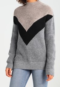 Strickpullover mit einem Farbbalkendesign in Hellgrau, Dunkelgrau und Schwarz, mit geripptem Saum und verlängerten Ärmeln.