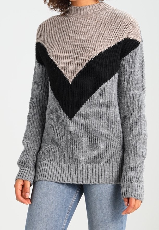 Strickpullover mit einem Farbbalkendesign in Hellgrau, Dunkelgrau und Schwarz, mit geripptem Saum und verlängerten Ärmeln.
