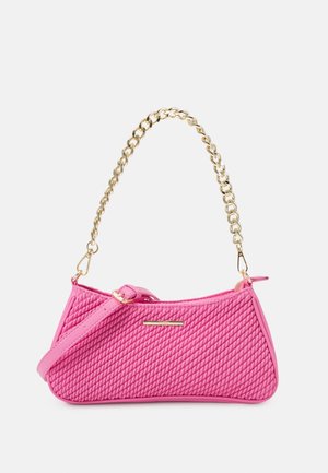 Roze geweven handtas met een gestructureerd oppervlak, voorzien van een gouden kettingriem en een ritssluiting. Voorzien van een gouden detail aan de voorkant.