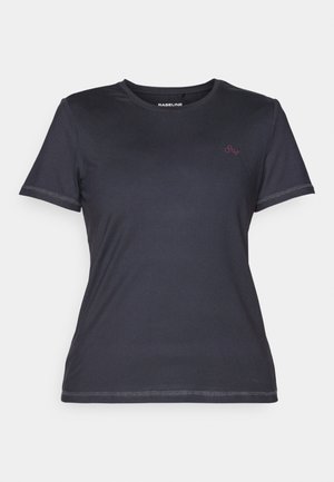 Kortermet t-skjorte med rund hals i mørk marineblå, med en glatt tekstur og kontrasterende rosa logo-accent på brystet.
