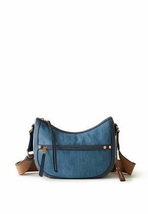 Sac à épaule en denim bleu en forme de croissant avec bordure noire, quincaillerie dorée, une poche avant zippée et une sangle réglable en tissu marron.