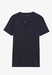 Camiseta de rayas azul marino de manga corta, con un cuello Henley y un detalle de un botón en la abertura. Tejido de algodón suave.