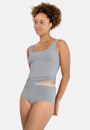 Débardeur gris à encolure carrée avec culotte taille haute assortie. Texture lisse, matériau extensible, design minimaliste, et détail de ceinture blanche.