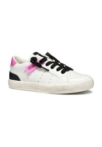Witte leren sneaker met zwarte veters, roze accenten op de hiel en het label, zijperforaties en een textuur rubberen zool.
