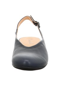 Marineblaue Leder-Slingback-Schuhe mit gerundeter Zehenpartie, glatter Oberfläche und beigem Innenleben; verfügen über eine verstellbare Schnalle für einen sicheren Halt.