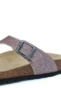 Sandale rose pailletée avec une tige texturée, boucle en métal et semelle en liège. Semelle en caoutchouc noir, conçue pour le confort et la respirabilité.