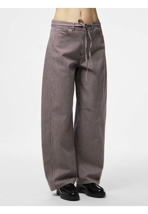 Közepes derekú, bőszárú nadrág vékony függőleges csíkokkal, húzózsinóros derékrész, első zsebek és fekete mokaszinok fehér háttéren.