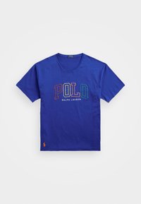 Camiseta de algodón azul con cuello redondo. Presenta un logo de texto "POLO" multicolor y "RALPH LAUREN" debajo en blanco. Pequeño detalle de logo en naranja.