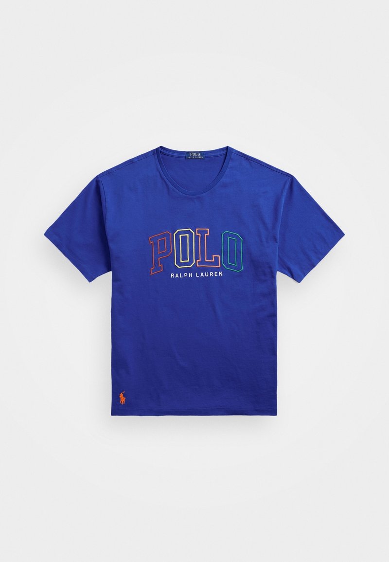 Camiseta de algodón azul con cuello redondo. Presenta un logo de texto "POLO" multicolor y "RALPH LAUREN" debajo en blanco. Pequeño detalle de logo en naranja.